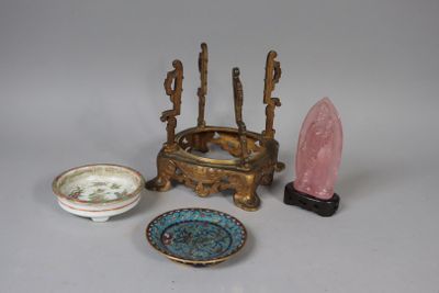 un petit groupe d'objets posés sur une table