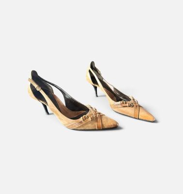deux paires de chaussures beiges posées sur une surface blanche, sur fond blanc