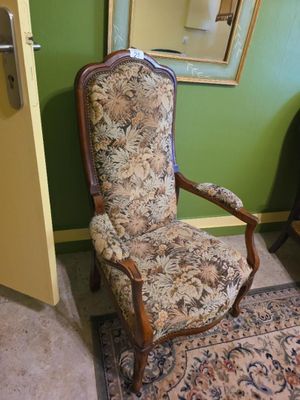 une chaise qui se trouve devant un miroir