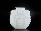 vase blanc sur fond noir, avec un fond noir et un reflet