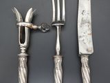 quatre couverts, dont un couteau, une fourchette et un porte-couteaux