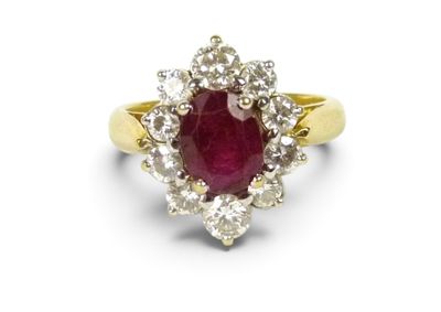 Bague ovale en rubis et diamants