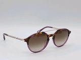des lunettes de soleil violettes et dorées sur fond blanc, avec un fond blanc