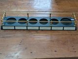 une table en bois surmontée d'un support en métal et en verre