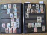 beaucoup de timbres dans une chemise sur la table