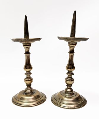 paire de bougeoirs anciens en laiton, en forme de bougeoirs