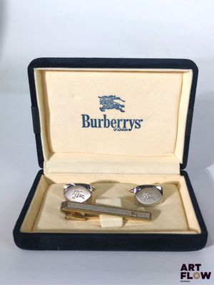 une paire de montres de poignet et une pince à cravate dans un coffret