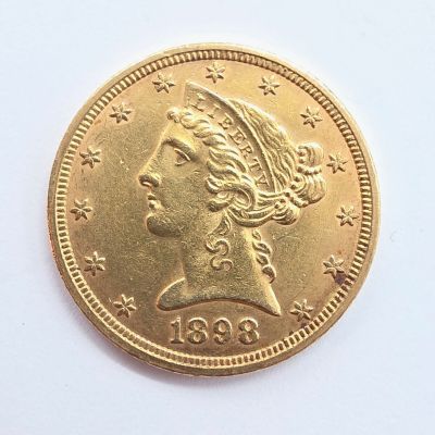 une pièce d'or ornée d'une tête de femme