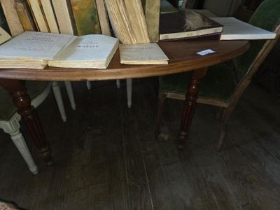 une table sur laquelle sont posés plusieurs livres
