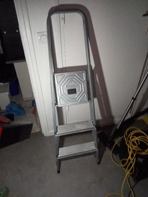une échelle adossée au mur d'une pièce