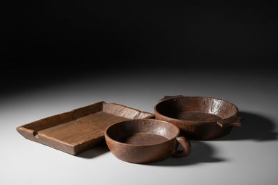 ASIE Un lot de trois plats rond et rectangulaire en bois à p… - Photo 1