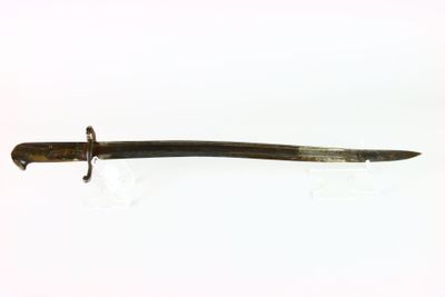 une petite épée exposée sur un socle blanc