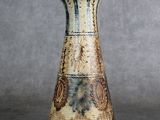 un petit vase posé sur une table