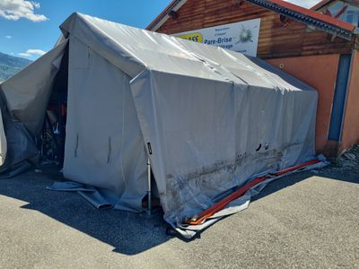 une tente installée devant un bâtiment