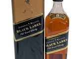 une bouteille de whisky « Black Label » à côté d'un carton