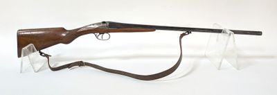 un vieux fusil muni d'un porte-verre fixé sur le côté