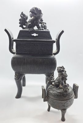 une image représentant un petit objet métallique surmonté d'une statue