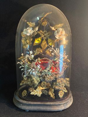une cloche en verre contenant un bouquet de fleurs