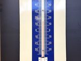 un thermomètre accroché au mur d'une pièce