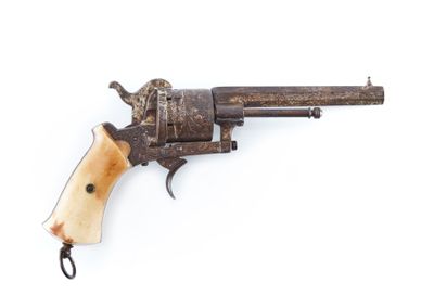 un vieux revolver avec un manche en bois sur fond blanc