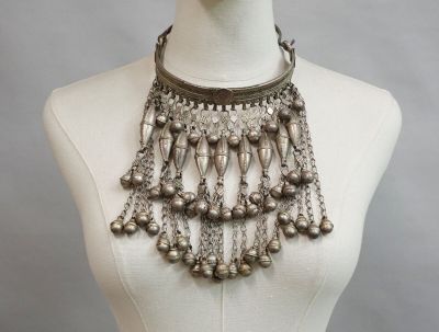 une photo d'un mannequin portant un collier composé de perles en argent