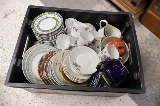 Lot de tasses sous-tasses, verseuse en porcelaine, et divers