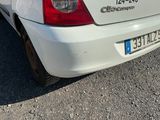 une voiture blanche garée sur le bord de la route