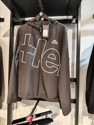 une veste suspendue à un portant dans un magasin de vêtements