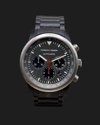 gros plan d'une montre sur fond noir