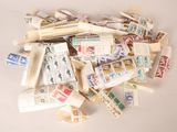 une pile de timbres posée sur une table, sur fond blanc