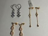 trois paires de boucles d'oreilles en or et en argent sur un fond blanc