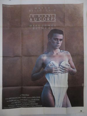 une image représentant l'affiche d'un film sur laquelle figure une femme en robe blanche