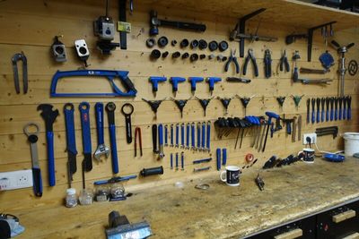 un établi sur lequel sont accrochés de nombreux outils