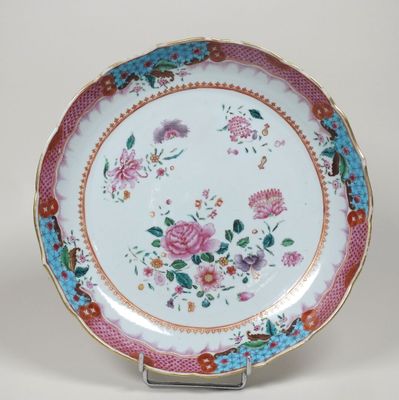 une assiette avec un motif floral sur un support
