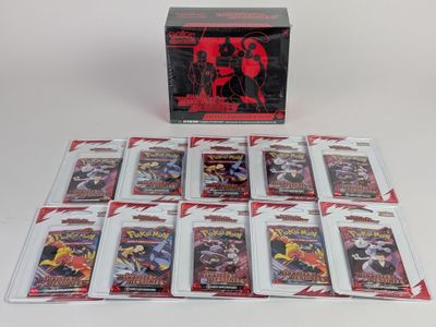 une boîte de cartes à collectionner Pokémon posée sur une table