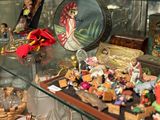 une vitrine en verre sur laquelle sont disposées de nombreuses figurines