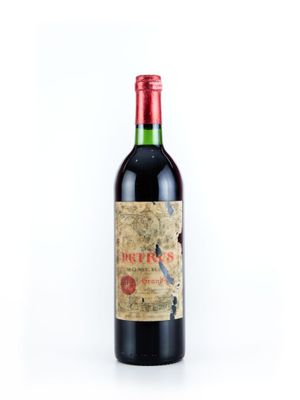 une vieille bouteille de vin rouge posée sur une table blanche