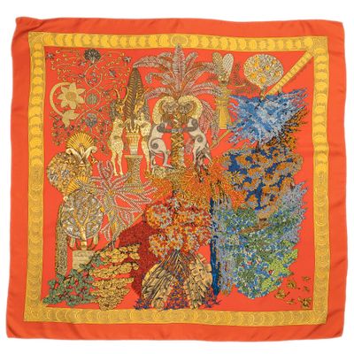 un foulard en soie orange sur lequel sont représentés un homme et une femme
