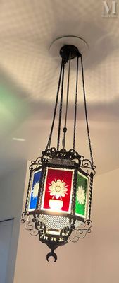 une lampe suspendue au plafond de la pièce