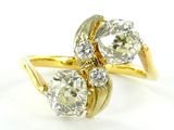 une image représentant une bague en or sertie de deux diamants