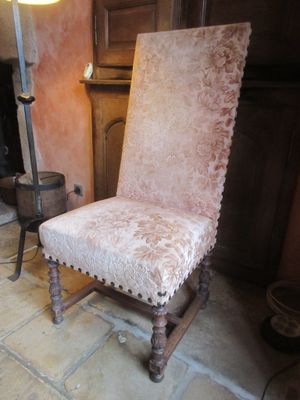Chaise en noyer sculpté, pieds à entretoise - Style Louis XI…