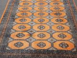 un tapis orange et noir avec un motif