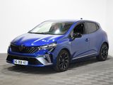 une voiture bleue garée dans une pièce au sol en damier