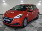 la voiture rouge est garée dans le garage sur le sol en damier