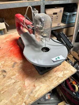 une machine posée sur une table