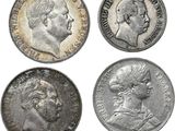 quatre types différents de pièces d'argent sur fond blanc