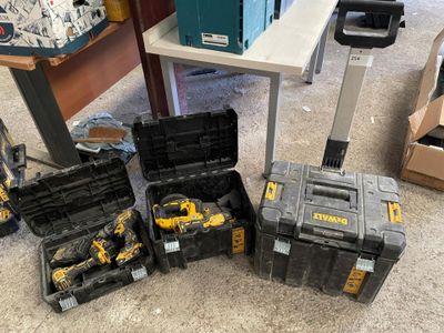 de nombreux outils posés sur le sol les uns à côté des autres