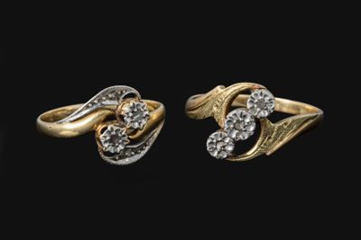deux bagues en or et en argent serties de diamants sur fond noir