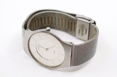 gros plan d'une montre-bracelet sur une surface blanche