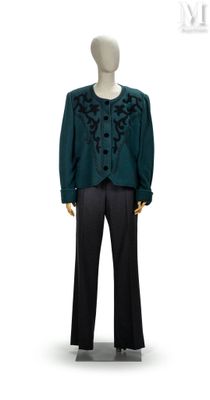 un mannequin vêtu d'une chemise verte et d'un pantalon noir